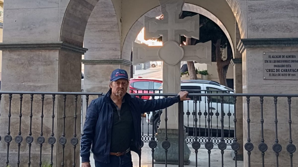 La historia olvidada del almeriense que restauró la Cruz de Caravaca: «Es un legado»